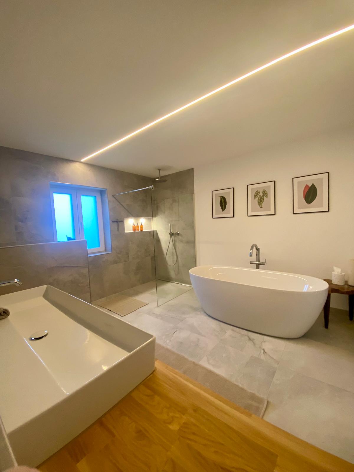Luxuriöses Spa-Badezimmer mit freistehender Badewanne im Seenlandstudio Wernfels