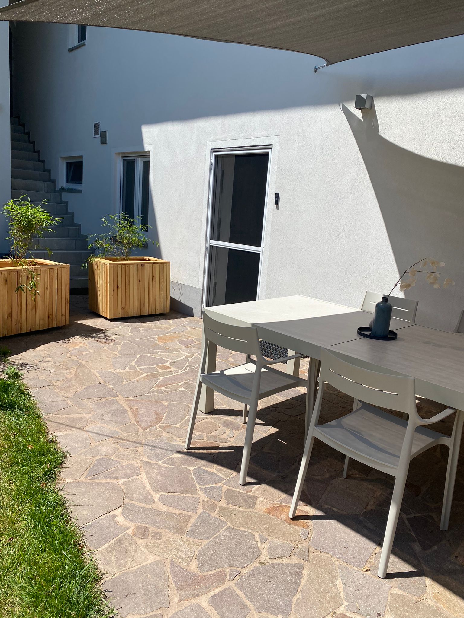 Seenlandstudio Terrasse Naturstein