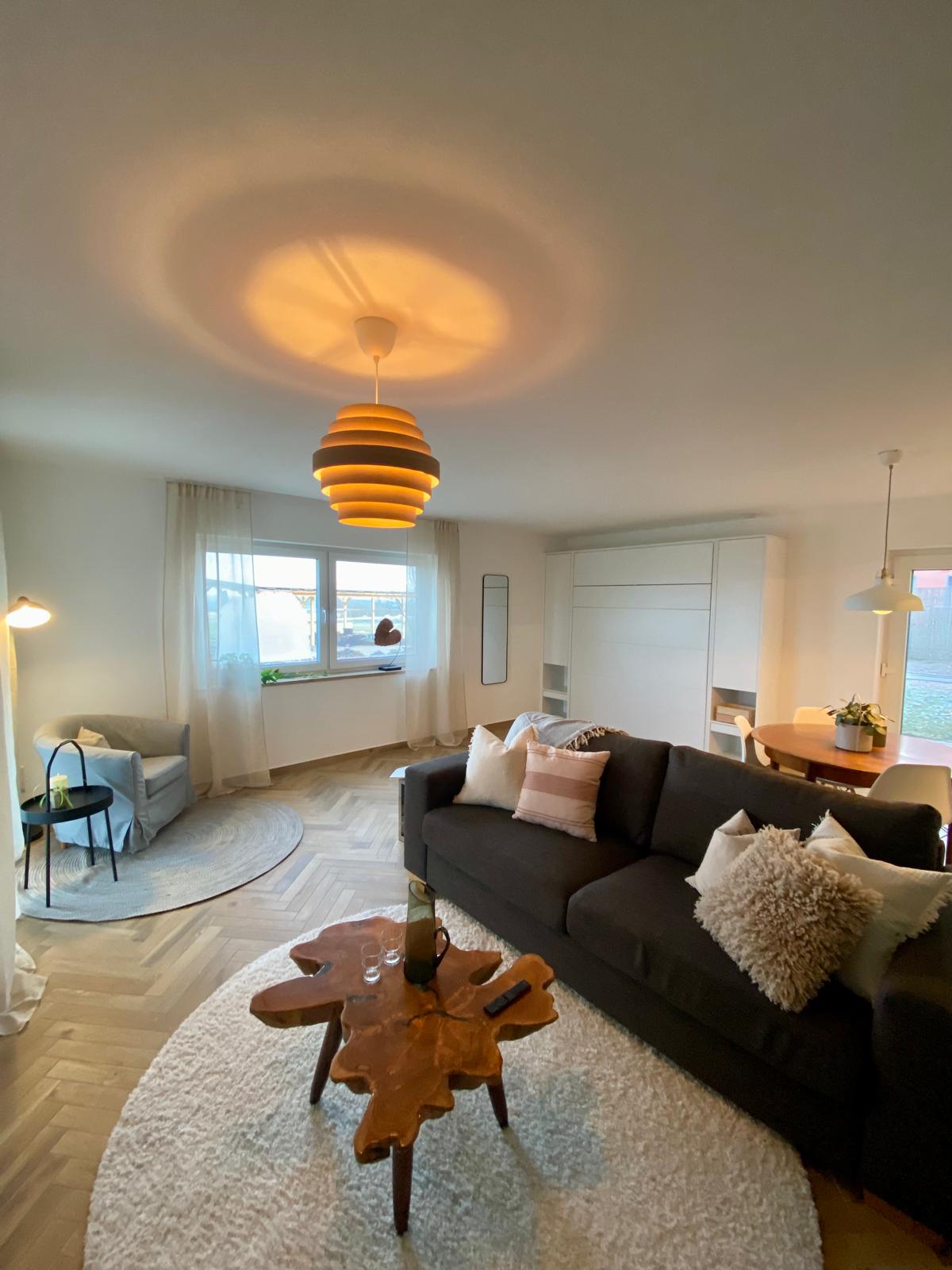 Seenlandstudio Wohnzimmer Abendlicht